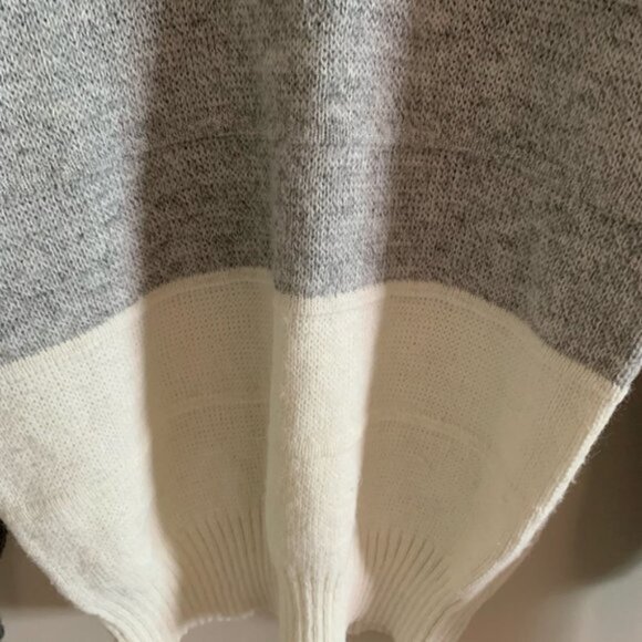 Vintage Colour Blocked Grey and White V-Neck Sweater Size Medium - Picture 6 of 8